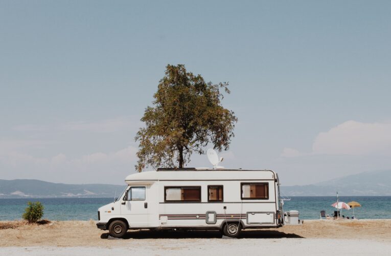 En husvagnssemester är ett billigt sätt att ta med familjen till stranden eller landsbygden.